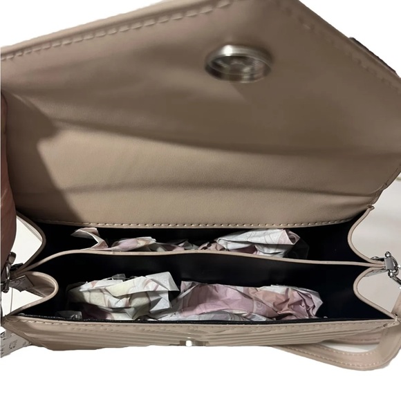 Women’s quilted crossbody bag with V chain beige color - Picture 3 of 4